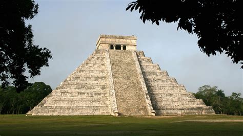 Den Övergivna Staden Chichén Itzá: Maya-Civilizationens Fall och Spanjorernas Ankomst i 1200-talet