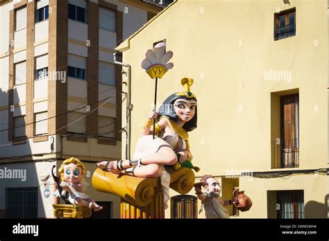 Las Fallas de Valencia - En eldsprutande hyllning till den heliga Josefs dag och en symbolisk upprensning av det gamla